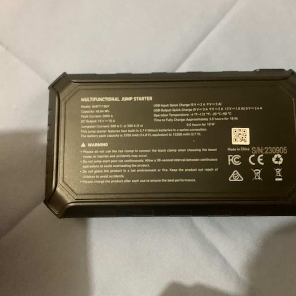 AstroAI multifunctional Jump Starter - Picture 6 of 10
